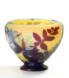 Kleine gefußte Vase mit Clematis by Émile Gallé, Farbloses Glas, gelb hinterfangen, Überfang in Hellblau und Blauviolett, sold Nov 2016