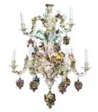 Prunkvoller Kronleuchter mit aufgelegten Blüten by Meissen, Porzellan, farbig staffiert, sold Nov 2016