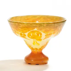 Verreries Schneider, Kleine gefußte Schale 'Coqueret', Farbloses Glas mit hellgelber Pulvereinschmelzung, grün und orange überfangen