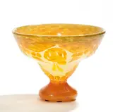 Verreries Schneider, Kleine gefußte Schale 'Coqueret', Farbloses Glas mit hellgelber Pulvereinschmelzung, grün und orange überfangen