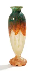 Verreries Schneider, Kleine Balustervase 'Feuilles d'oseille', Farbloses Glas mit hellgelber Pulvereinschmelzung, grün und orange überfangen