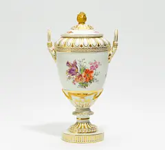 Deckelvase mit Blumendekor by Kpm, Porzellan, farbig und gold staffiert, sold Jan 2017