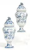 Paar Deckelvasen Zwiebelmusterdekor by Meissen, Porzellan, unterglasurblaues Dekor, sold Nov 2016