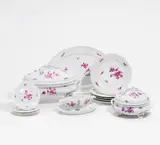 Speiseservice für 12 Personen, Blumenmalerei Purpur by Nymphenburg, Porzellan, purpur staffiert, sold Jan 2017