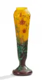 Große Balustervase mit Akeleidekor by Cristallerie Daum, Farbloses Glas mit gelben und violetten Pulvereinschmelzungen, farbiger Emaildekor, sold May 2017
