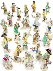 Meissen, 22 Figuren aus der Affenkapelle, Porzellan, farbig und gold staffiert