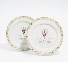 2 Klassizismus Teller by Fürstenberg, Ende 18. Jh, Porzellan, farbig und gold staffiert, sold Jan 2017