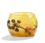 Miniaturvase mit Beerenzweig by Cristallerie Daum, Farbloses Glas mit gelben Pulvereinschmelzungen, gelb, grün und violett überfangen, sold May 2017