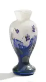 Balustervase mit Veilchendekor by Cristallerie Daum, Farbloses Glas mit weißen und violetten Pulvereinschmelzungen und grünem Überfang, sold May 2017