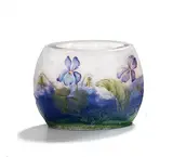 Miniaturvase mit Veilchen by Cristallerie Daum, Farbloses Glas mit weißen und violetten Pulvereinschmelzungen, grüner Überfang, sold May 2017