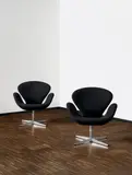 Swan Chairs by Arne Jacobsen, Kunststoffschale mit Kaltschaum und Polyurethan, bezogen mit schwarzem Textil. Auf drehbarem Aluminiumfuß, sold May 2017