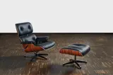 Ray und Charles Eames, Lounge Chair und Ottomane, Santos Palisander und schwarzes Leder auf Aluminiumfuß