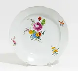 GROßER TELLER MIT BLUMENDEKOR by Meissen, 1740 - ca. 1780, Porzellan, farbig dekoriert, sold Jan 2019