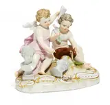 Puttengruppe "Allegorie der Bildhauerei und Malerei" by Meissen, 19. Jh, Porzellan, farbig und gold staffiert, sold Nov 2017