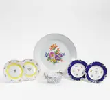 GROßE PLATTE MIT BLUMENDEKOR, 4 DESSERTTELLER (VERSCHIEDEN), GEBÄCKSCHALE by Meissen, Porzellan, farbig und gold staffiert, sold Jan 2018