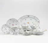 GROßES SPEISESERVICE STREUBLUMEN by Meissen, Porzellan, farbig und gold staffiert, sold Jan 2018