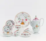 GROßE TEEKANNE, 6 TEETASSEN MIT UT UND EIN KUCHENTELLER, VERSCH. DEKORE by Meissen, Porzellan, farbig und gold staffiert, sold Jan 2018