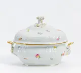 GROßE TERRINE MIT BLUMENDEKOR by Meissen, Porzellan, farbig und gold staffiert, sold Jan 2018