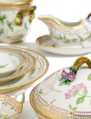 Royal Copenhagen, Speiseservice für 12 Personen "Flora Danica", Vorwiegend aus den Jahren 1965/1966, Porzellan, farbig und gold staffiert