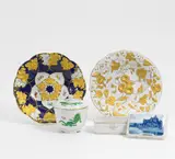 2 Prunkteller, Dose mit Grünem Drachen, Dose mit Stadtansicht by Meissen, Porzellan, farbig und gold staffiert, sold Jan 2018