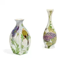 Rozenburg, Miniatur-Keulenvase mit Stilisiertem Schmetterling & Miniatur-Balustervase mit Vogel, 1900 bzw. 1914, Eierschalenporzellan mit polychromem Dekor