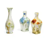 Rozenburg, Eine Miniatur-Keulenvase mit Löwenzahn & Zwei Miniatur-Balustervasen mit Mohn bzw. Ackerwinde