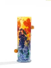 Cristallerie Daum, Stangenvase 'Vigne et Escargots' mit Zwei Schnecken, 1904, Farbloses Glas mit gelben, weißen und violetten Pulvereinschmelzungen