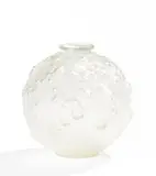 Vase mit Mistelzweigen 'Druide' by René Lalique, Anfang 20. Jh, Farbloses Glas, außen partiell matt geätzt, sold Nov 2017
