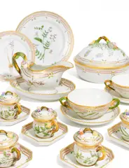 Royal Copenhagen, Speiseservice für 8 Personen "Flora Danica", Porzellan, farbig und gold staffiert