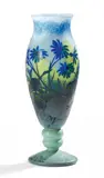 GROßE VASE 'CINÉRAIRES BLEUS' by Cristallerie Daum, 1905-08, Farbloses Glas mit weißen und gelben Pulvereinschmelzungen, sold Nov 2017