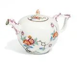 Kleine Teekanne mit Kakiemondekor by Meissen, 1735-40, Porzellan, farbig und gold dekoriert, sold Nov 2017