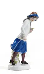 Mädchen mit Bindfadenrolle by Meissen, Vor 1924, Porzellan, farbig staffiert, sold Nov 2017