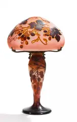 Tischleuchte mit Weinlaubdekor by Émile Gallé, Farbloses Glas, milchig weiß und rotbraun hinterfangen, sold Jan 2019