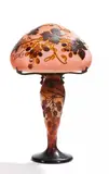 Tischleuchte mit Weinlaubdekor by Émile Gallé, Farbloses Glas, milchig weiß und rotbraun hinterfangen, sold Jan 2019