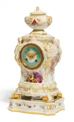 Pendule mit Weichmalerei auf Sockel by Kpm, Porzellan, farbig und gold staffiert, sold May 2018