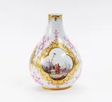 Kleine Vase mit Watteauszenen by Meissen, Porzellan, farbig, purpur und gold staffiert, sold Jan 2020