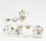 KÄNNCHEN, DOSE, GEWÜRZGEFÄß, PAAR KLEINE TASSEN MIT UT, GROßE TASSE MIT UT, UNTERTASSE by Meissen, Porzellan, farbig und tlw. gold staffiert, sold Jan 2020