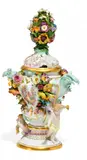 Kleine Potpourrivase mit Watteauszene by Meissen, Porzellan, farbig und gold staffiert, sold May 2018