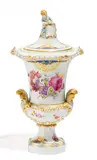 Kpm, Deckelvase mit Blumendekor und Putto, 1912, Porzellan, farbig und gold staffiert