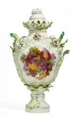 GROßE DECKELVASE MIT OBSTDEKOR by Kpm, 1914-1919, Porzellan, farbig und gold staffiert, sold Nov 2018