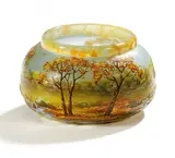 Kleine Vase mit Herbstbäumen in Auenlandschaft by Cristallerie Daum, Um 1903, Farbloses Glas mit gelben und grünen Pulvereinschmelzungen, sold May 2019