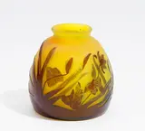 Kleine Vase mit Blumendekor by Émile Gallé, Farbloses Glas, milchig weiß und gelb hinterfangen, sold Jan 2019