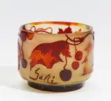Vase mit Weinrankendekor by Émile Gallé, Farbloses Glas, milchig gelb hinterfangen, sold Jan 2019