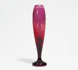 Verreries Schneider, Keulenvase "Dahlias", Farbloses Glas mit rosafarbenen Pulvereinschmelzungen