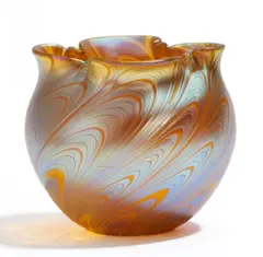 Loetz Witwe, Kleine Kugelbauchvase mit Fadeneinlage, Um 1900, Gelbes Glas mit blau-silberner Fadeneinlage, irisierend