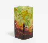 Kleine Vierkantvase mit Zweigen der Elsbeere by Cristallerie Daum, 1900-1914, Farbloses Glas, mit gelben, braunen und grünen Pulvereinschmelzungen, sold Nov 2018