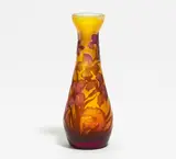 Kleine Vase mit Schwertlilien by Émile Gallé, 1906-1914, Farbloses Glas, milchig weiß und gelb hinterfangen, sold Nov 2018