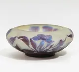 Schale mit Stiefmütterchen by Émile Gallé, Farbloses Glas, milchig weiß hinterfangen, sold Jan 2019