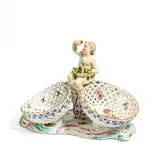 Kleiner Tafelaufsatz mit Putto by Meissen, 18.Jh, Porzellan, farbig und gold staffiert, sold Nov 2018