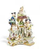 5 Verkleidete Amoretten und Podest by Meissen, 18.Jh, Porzellan, farbig und gold staffiert, sold Nov 2018